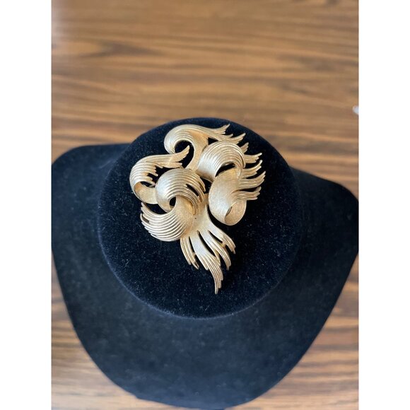 Crown Trifari brushed gold tone swirl feather design ribbon brooch vintage - Picture 1 of 4